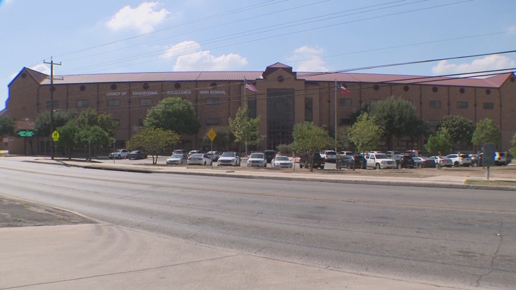 Fox falls through ceiling during LEE High School lunch period, NEISD officials say — KENS 5 (San Antonio), Lubbock Schools news