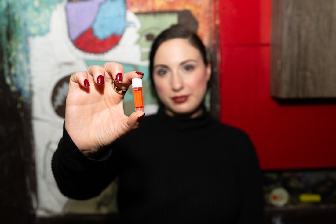 PHOTOS: Elizabeth Holmes lookalikes sport turtlenecks at Churchill’s Pub — Miami New Times, Lubbock Dining news